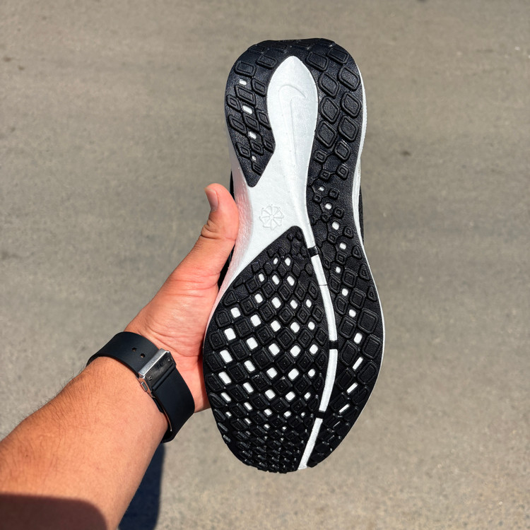 نایک کربن مردانه رنگ مشکی سفید